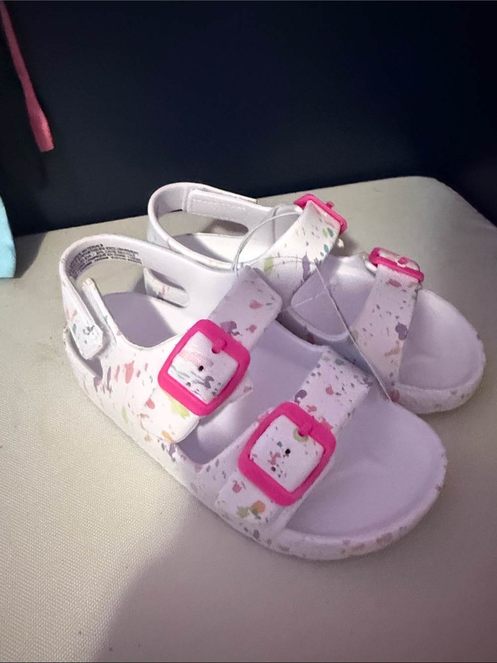 !it jeans White Kids Sandals with Pink Buckles and Multicolor Speckle